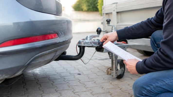 Auto mit Anhänger und Unterlagen als Titelbild zur Anhängelast mit Führerschein Klasse B